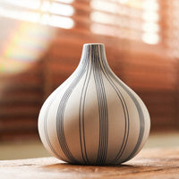 Vase gourde blanc à lignes bleues